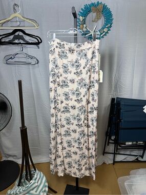 Brandy Blue aWomen's Cream Floral size xl Maxi Skirt